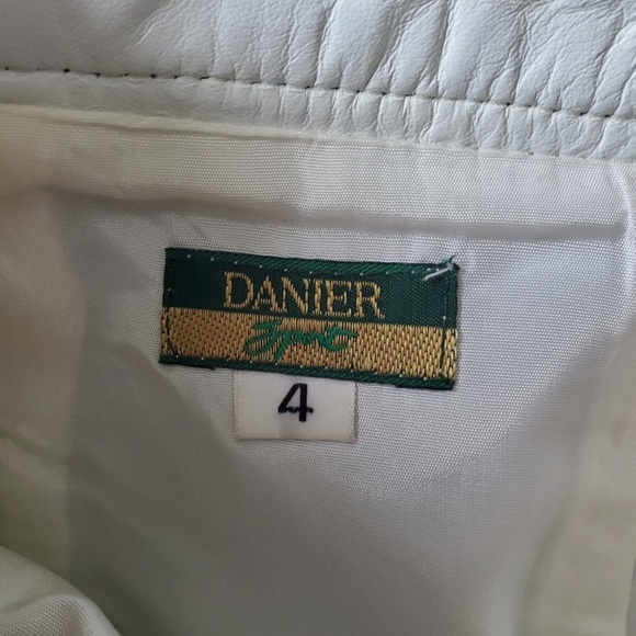 Gorgeous off white vintage Danier leather mini skirt. - Picture 6 of 9